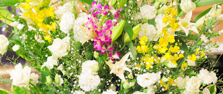 初七日にお悔やみの花を贈るには 知って得する お花や観葉植物を贈る時の役立つアレコレ情報 ビジネスフラワー