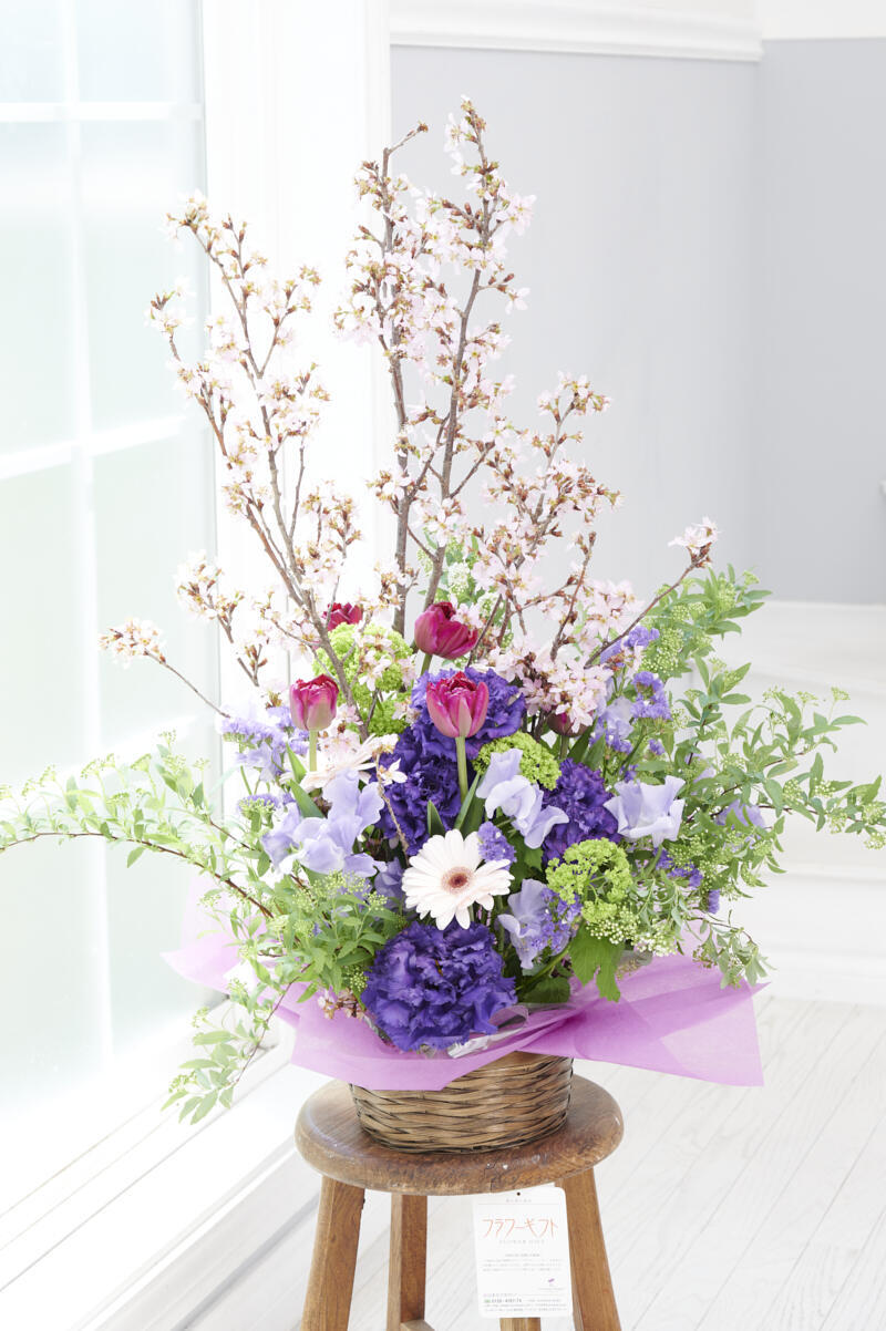 桜とおまかせ花材仕立てのアレンジメントフラワー（紫系）