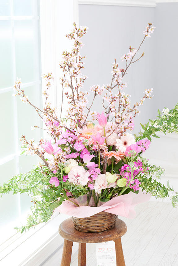 桜とおまかせ花材仕立てのアレンジメントフラワー（ピンク系）