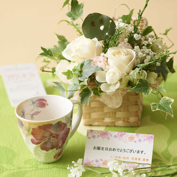 グリーンのアレンジメント花と牡丹柄のコーヒーカップ