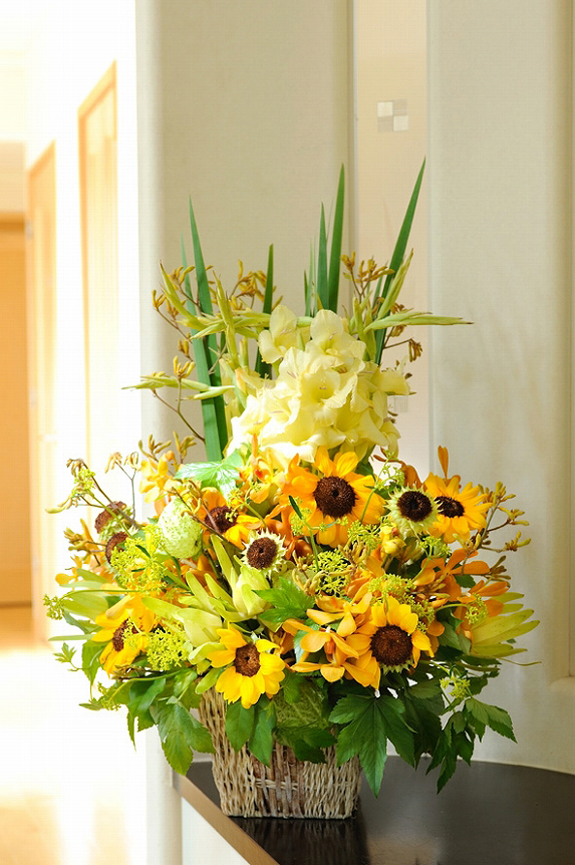 デザイナーズフラワーSサイズ カジュアル系（黄色、オレンジ） 2万円コース：デザイナーズフラワー デザイナーズ・Sサイズ -  開店祝いの花や胡蝶蘭などお祝いの花とフラワーギフトならビジネスフラワー