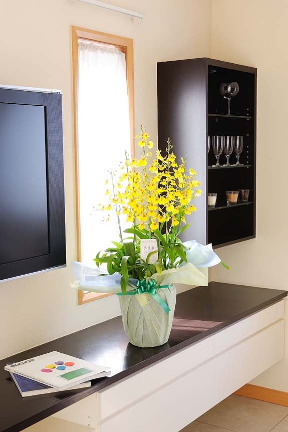 <p>温かみのある黄色の花ビラが散りばめられたオンシジューム　アロハイワナガなら贈られたお部屋や店内を明るく演出します。</p>