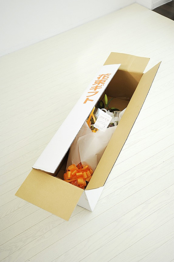 <p>しっかり梱包でお花も安心！ダンボール箱は130cm程度の大きなものです。<br />
※梱包のサンプル写真のため、商品実物ではありません。</p>