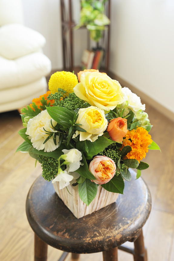 アレンジメントフラワーssサイズ Warm Impressed 黄色 オレンジ系 アレンジメントフラワー アレンジメント Ssサイズ 開店祝いの花 や胡蝶蘭などお祝いの花とフラワーギフトならビジネスフラワー