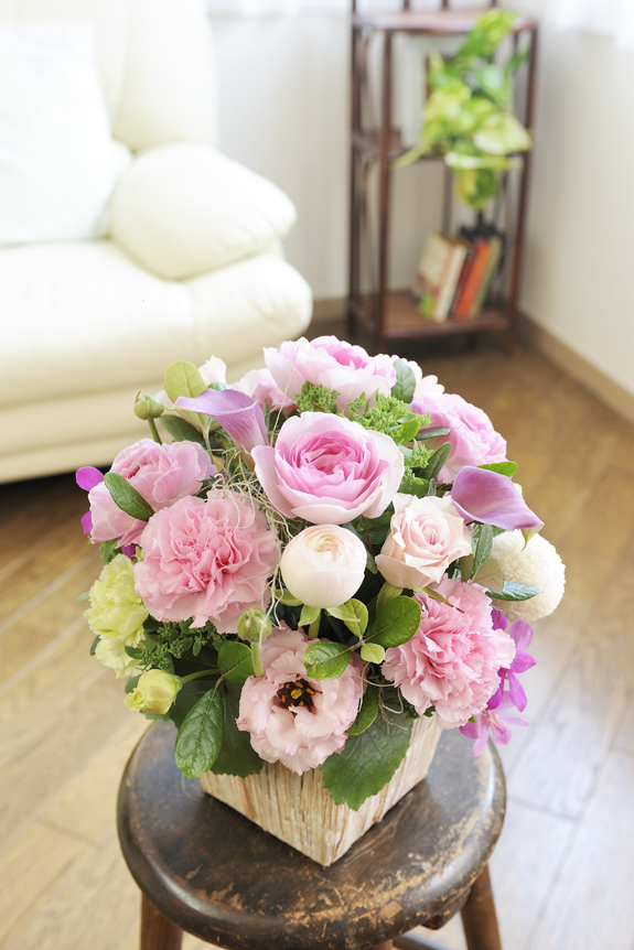 アレンジメントフラワーsサイズ Girlishness ピンク系 アレンジメントフラワー アレンジメント Sサイズ 開店祝いの花や胡蝶蘭などお祝い の花とフラワーギフトならビジネスフラワー