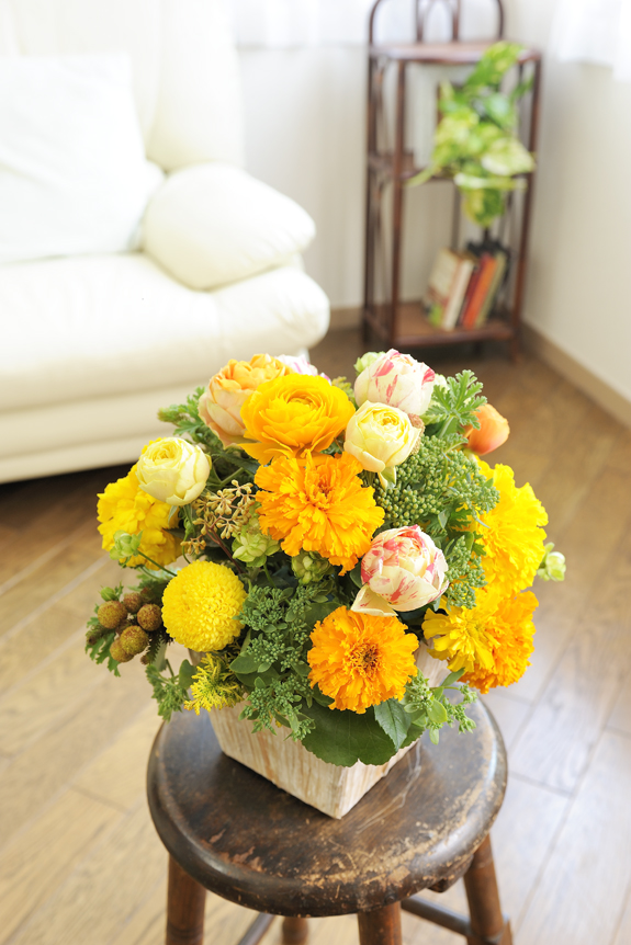 アレンジメントフラワーsサイズ Warm Impressed 黄色 オレンジ系 アレンジメントフラワー アレンジメント Sサイズ 開店祝いの花や胡蝶蘭などお祝いの花とフラワーギフトならビジネスフラワー