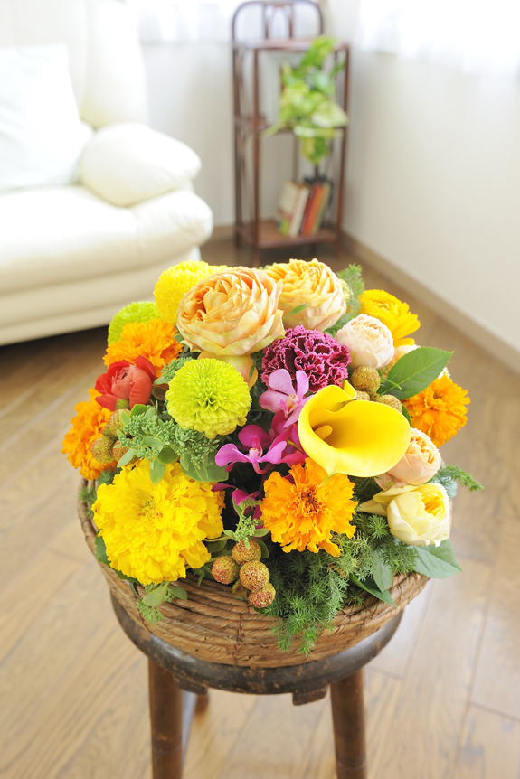 アレンジメントフラワー Round Basket 黄色 オレンジ系 アレンジメントフラワー アレンジメント Mサイズ 開店祝いの花 や胡蝶蘭などお祝いの花とフラワーギフトならビジネスフラワー