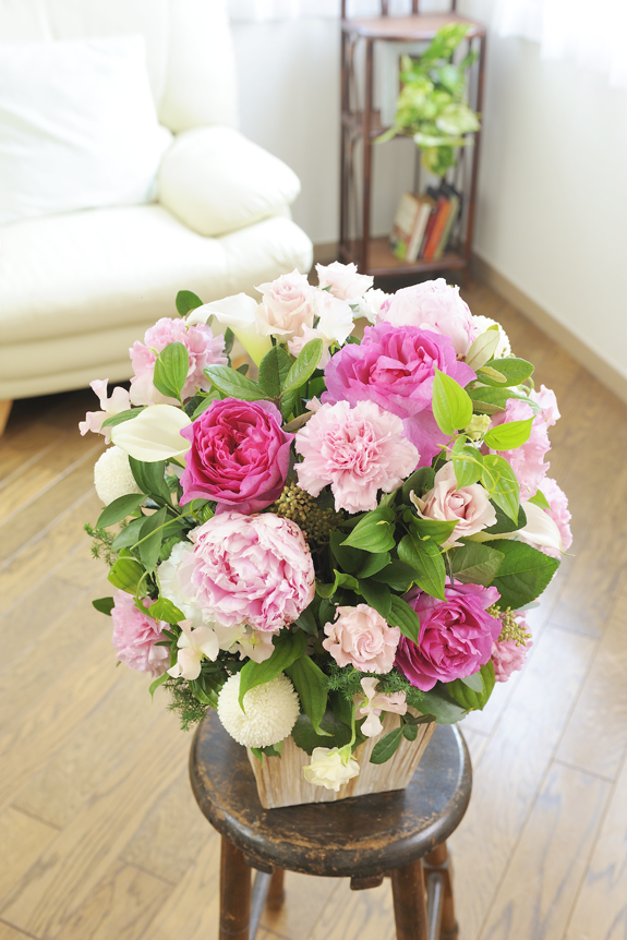 アレンジメントフラワーmサイズ Girlishness ピンク系 祝い花と供花の販売 ネットの花屋 ビジネスフラワー