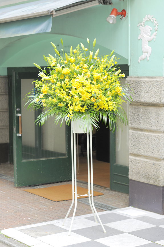 <p>温かみ溢れる黄色系で統一したスタンド花です。</p>