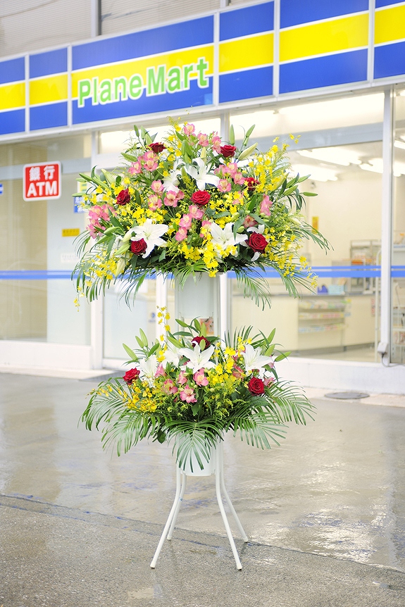 <p>下段にも花が仕立ている２段スタンドだから、たくさんのお花が並んでもひときわ目立ちます。</p>