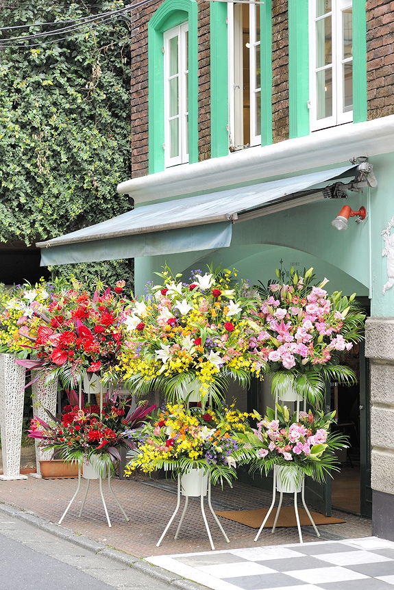 <p>開店祝いのスタンド花では2段式スタンドが標準化しつつあるようです。</p>