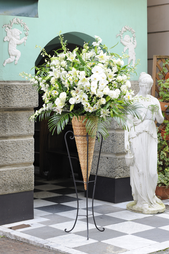 祝い花と供花 ネットの花屋 ビジネスフラワー 配送地域限定 アートスタンド花 コーン型 3万円コース 白系