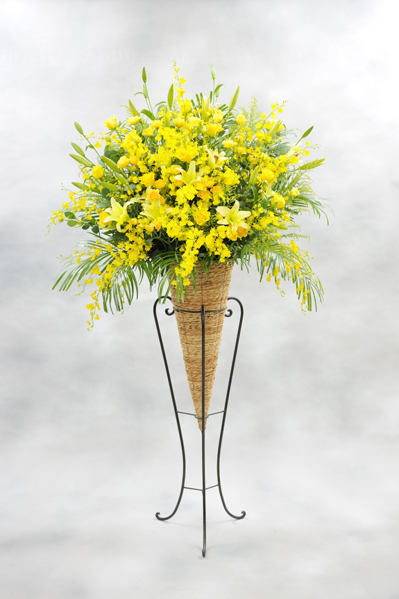 <p>温かみ溢れる黄色系で統一したアートスタンド花です。</p>
