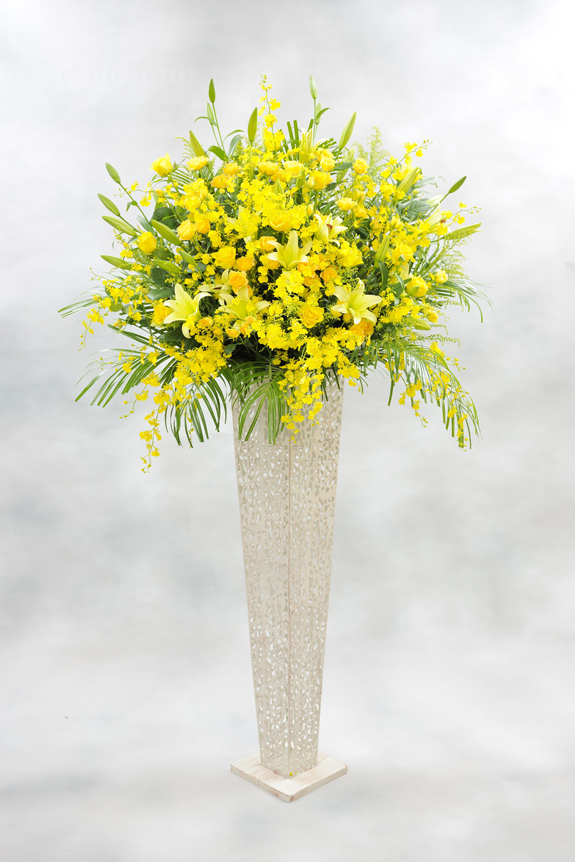 <p>ブリキ型のアートスタンドはお花をお洒落に引き立て、アートな空間を演出するのに最適です。</p>