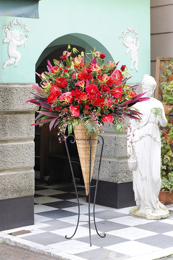 祝い花と供花 ネットの花屋 ビジネスフラワー 配送地域限定 アートスタンド花 コーン型 3万円コース 赤系