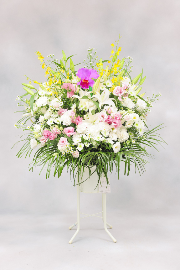 <p>供花（お供え花）は季節や現地風習、喪主様の意向によってお仕立てが異なる場合もございます。</p>