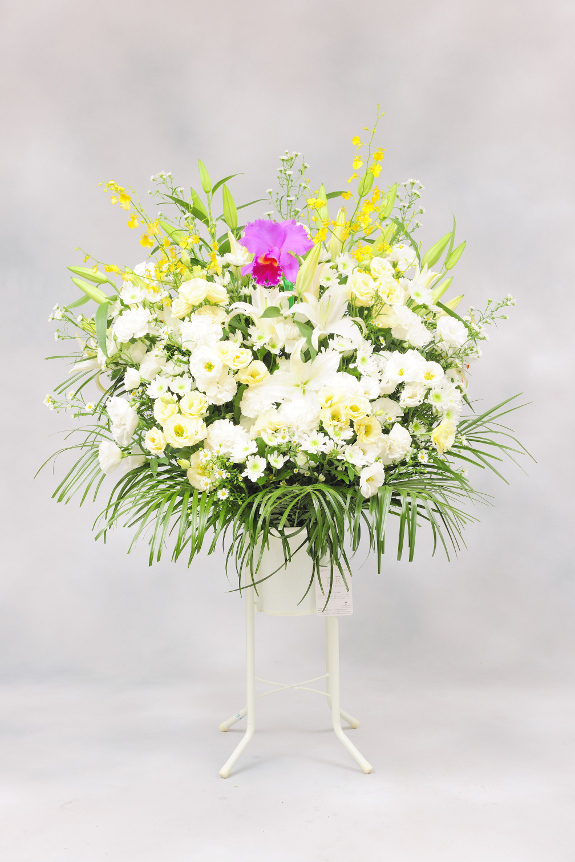 <p>供花（お供え花）は季節や現地風習、喪主様の意向によってお仕立てが異なる場合もございます。</p>