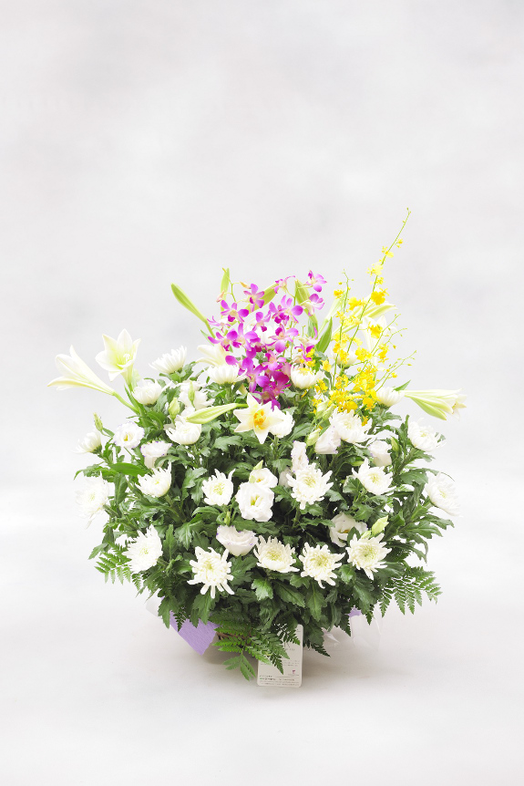 <p>和花は菊をベースにおまかせでお仕立てさせていただきます。</p>