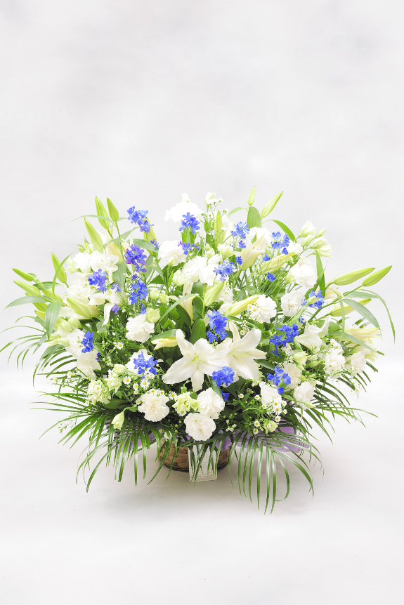 <p>2色指定（ブルー系） 1.5万円コースは、供花にもふさわしい落ち着いたブルー系のお花を入れることで、お供え花にはない雰囲気で標準的なサイズとなっております。</p>