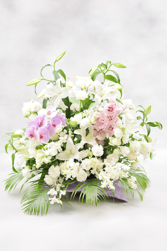 <p>３万円コースは標準クラスに比べ、花材のボリュームと質を大幅アップしているため、お供え花ではとても存在感のある、大きな見栄えのする仕立てとなっております。</p>
