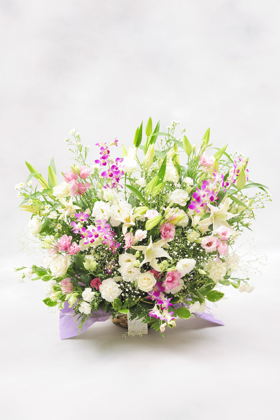 <p>2色指定（ピンク系） ２万円コースは、少し明るめなピンク系のお花を入れることで、標準的なお供え花にはない、明るい見栄えを取り入れた仕立てです。</p>