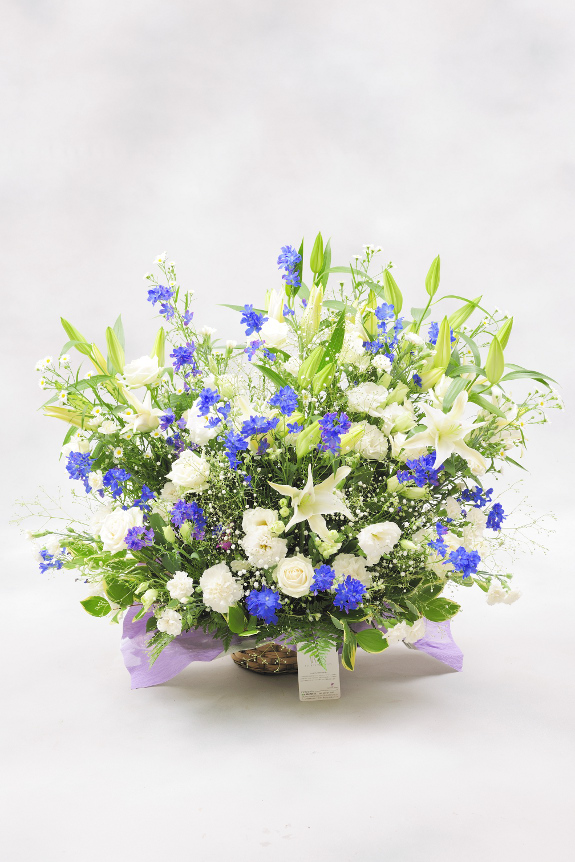 <p>2色指定（ブルー系） ２万円コースは、供花にもふさわしい落ち着いたブルー系のお花を入れることで、標準的なお供え花にはない雰囲気を漂わせた見栄えのする仕立てとなっております。</p>