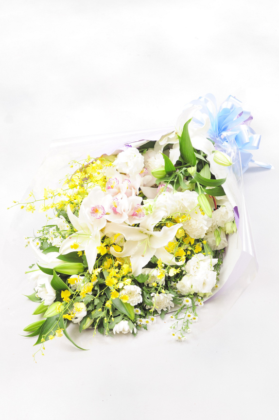 <p>お時間がなくてお供え花を買いに行けない場合、ご自身のお手元にお届け後ご持参されたり、<br />
お届け先に直送したりなど便利に花束をお求めになれます。</p>
