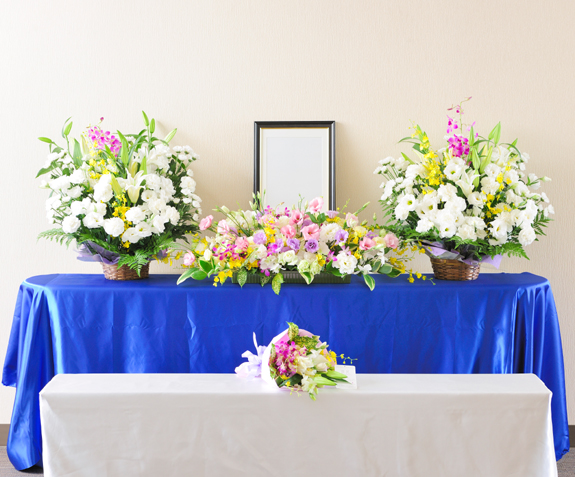 <p>ご自宅や小ホールでの家族葬やお別れ会・法事などにご利用頂く供花のセット商品です</p>