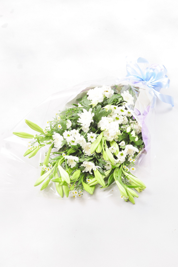 <p>お時間がなくてお供え花を買いに行けない場合、ご自身のお手元にお届け後ご持参されたり、<br />
お届け先に直送したりなど便利に花束をお求めになれます。</p>