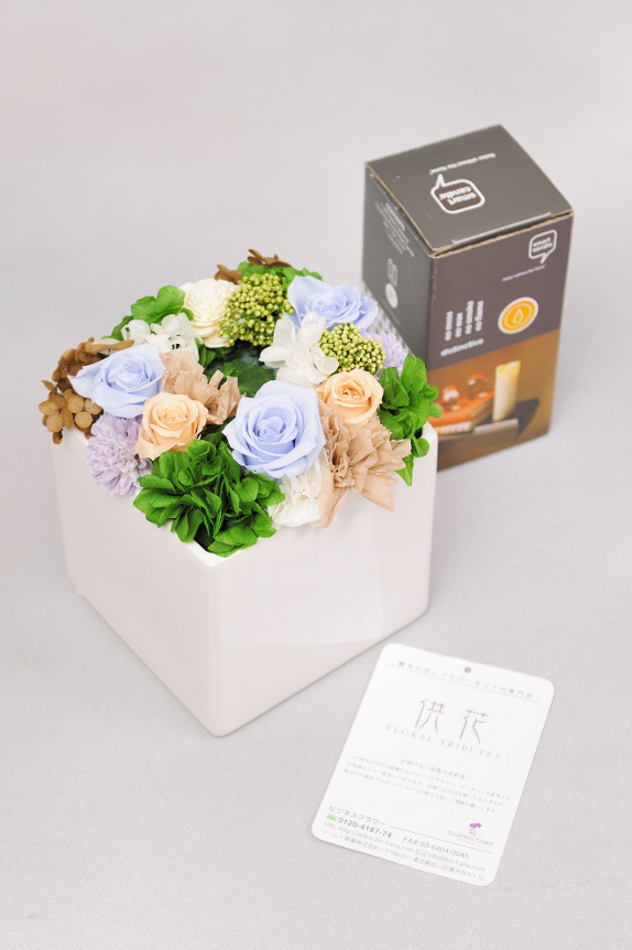 <p>お花本体に中央のロウソク（キャンドル）を簡易に差し込んでご利用いただく商品で、同梱包して発送しておりますが、開封後の組み立てはお客様側でしていただきます。</p>