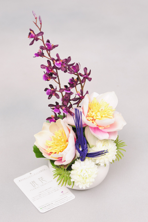 <p>仏壇花といえば、従来より一般的なのが生花の切花ですが、これらに比べ、造花の花持ち（花命）の良さとアレンジメントのハイセンスさが特徴です。</p>
