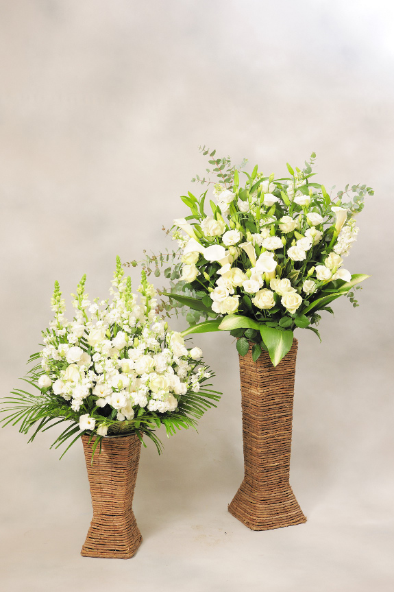 <p>お花は清楚で清潔感のある白系で統一しており、より華やかは空間を演出してくれます。</p>
