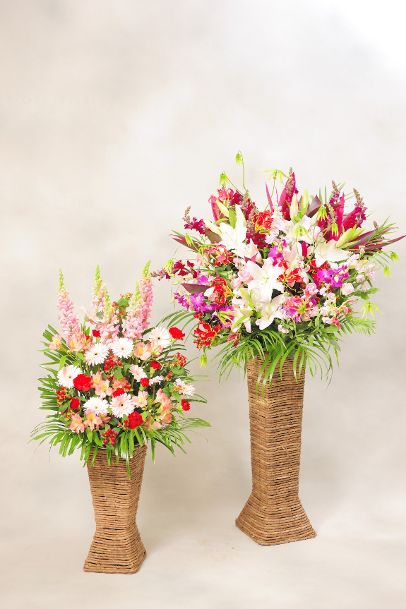 <p>お花はゴージャス感のある赤系と、可愛らしいピンク系をバランス良く仕立て、明るく華やかにしてお届けを致します。</p>