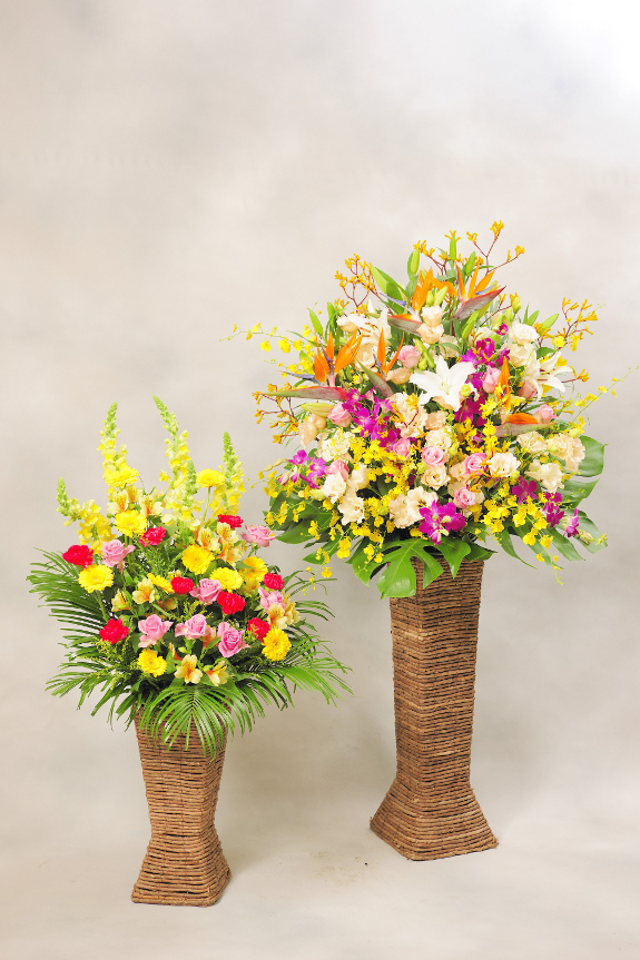 <p>お花は色鮮やかに、ボリューム感を出しお仕立てし、季節に合わせて旬なお花をお届けしております。</p>
