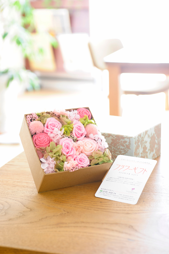 <p>BOXとの愛称の良い、ピンク系のお花が敷き詰められている作品です。</p>