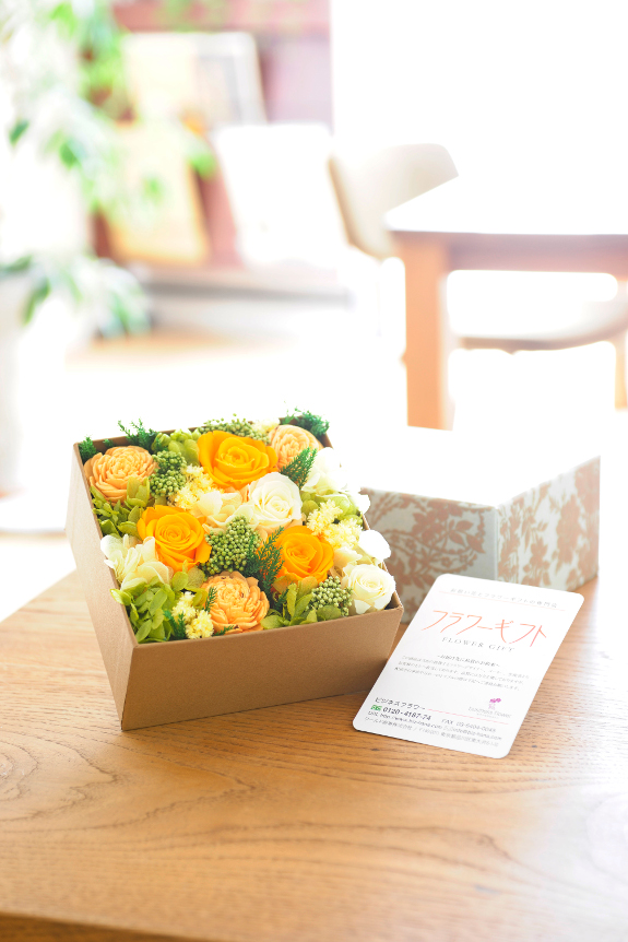 <p>箱を開けると、Boxにぎっしりと敷き詰められたお花が顔を出す商品です。</p>
