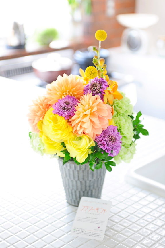 <p>アンティーク調の花器はお花の色を最大限に引き出します。</p>