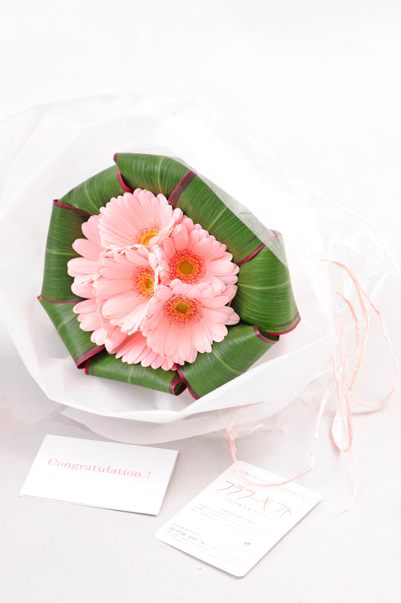 <p>お花と一緒に大切な気持ちを一緒・・・メッセージカードを無料でお付けしております。</p>