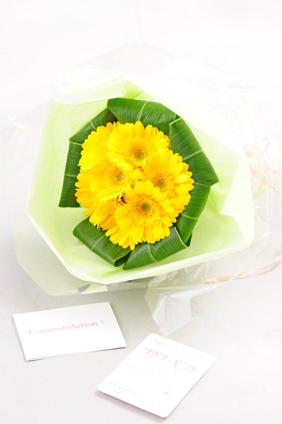 <p>お花と一緒に大切な気持ちを一緒・・・メッセージカードを無料でお付けしております。</p>