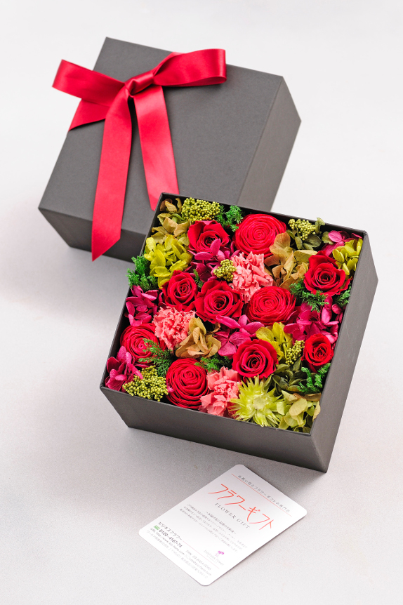 <p>ブラックの箱は赤とグリーンのお花をより強調してくれるアート性の強い作品と言えます。</p>