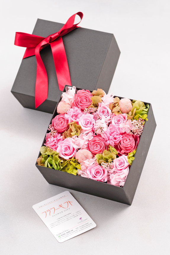 <p>ブラックの箱はピンクのお花をより強調してくれるアート性の強い作品と言えます。</p>
