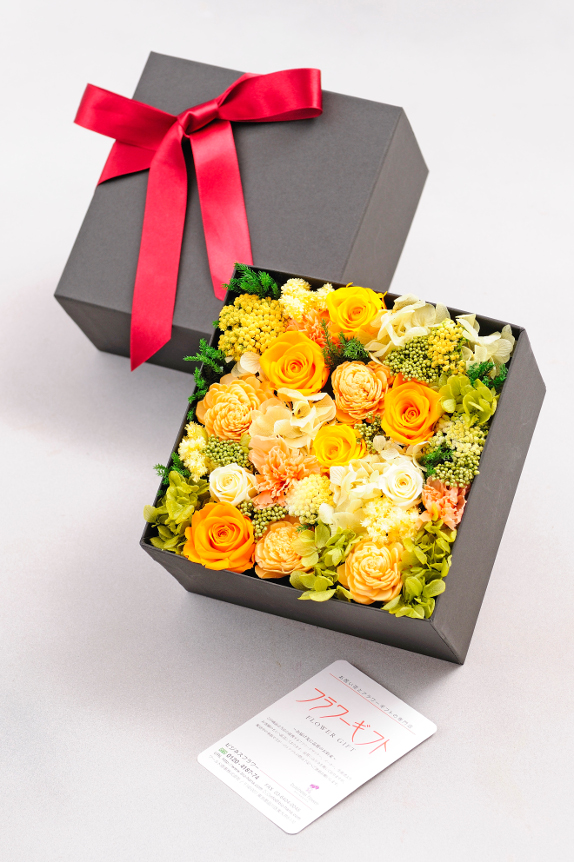 <p>ブラックの箱は黄色のお花をより強調してくれるアート性の強い作品と言えます。</p>