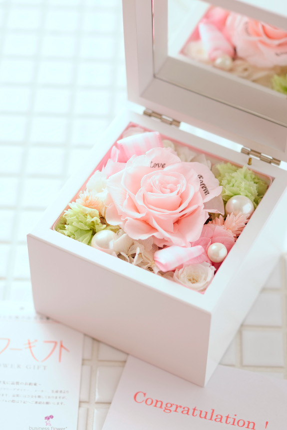 メッセージフラワー 高級オルゴールBOX（ピンク） ｜ 祝い花と供花の販売 ネットの花屋 ビジネスフラワー®