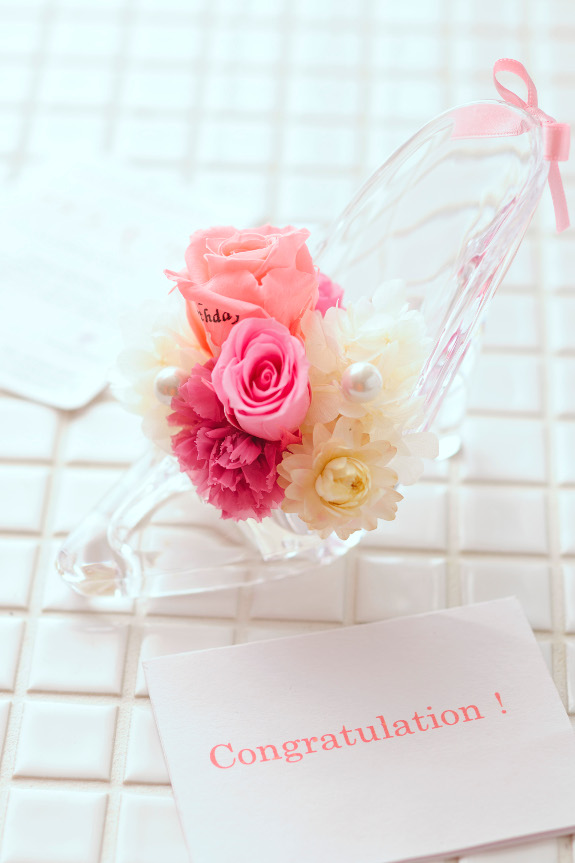 <p>オリジナルメッセージを刻印してお届けするシンデレラのガラスの靴をモチーフにした可愛らしいお花です。</p>