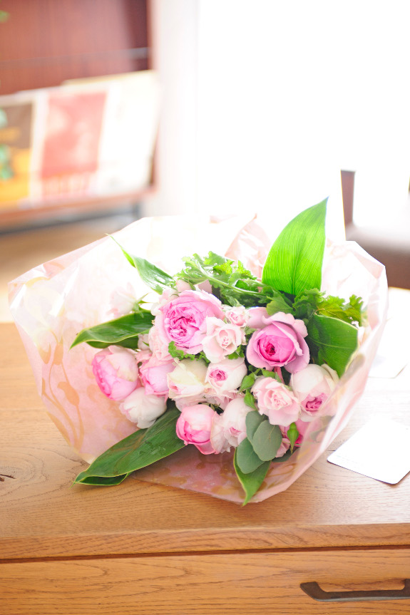 <p>鮮度が命のバラの花束。当店の花は生産者から産直品となり、プロが育てた良質なお花だけをお届けしております。</p>