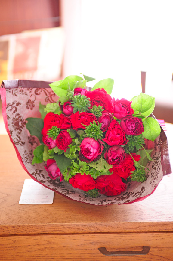 <p>当店の薔薇の花束は生産者から産直品を送料無料でお届けをしております。薔薇栽培のプロが育てた良質なお花をお楽しみ下さい。</p>