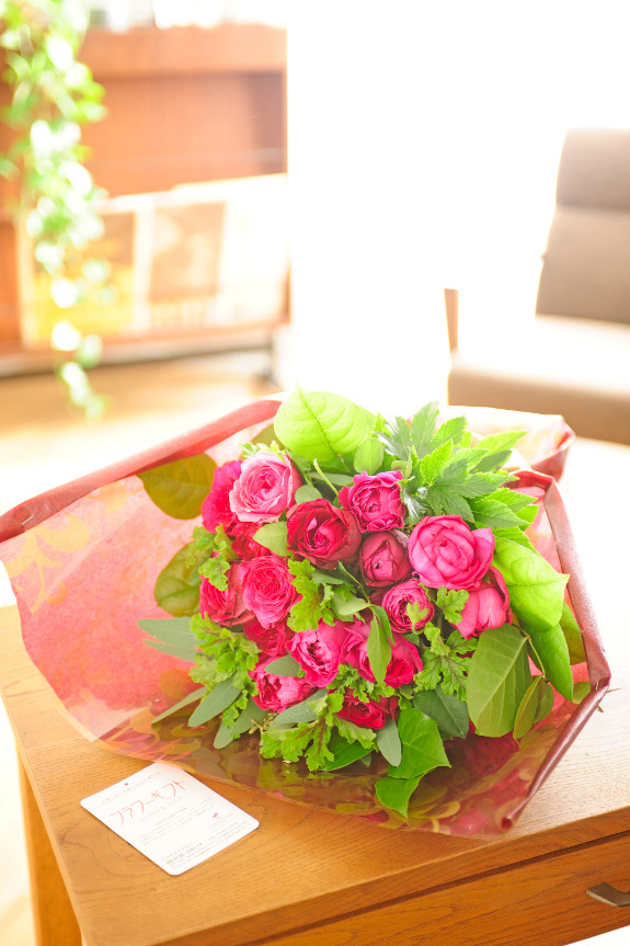 <p>当店の薔薇の花束は生産者から産直品を送料無料でお届けをしております。薔薇栽培のプロが育てた良質なお花をお楽しみ下さい。</p>