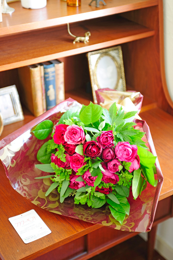 <p>情熱的な真っ赤なバラは上品で高級感があります。男性から女性へのプレゼント、ご友人やご家族へのサプライズのお祝い花用に、手渡し出来るようにラッピングした状態でお届け致します。</p>