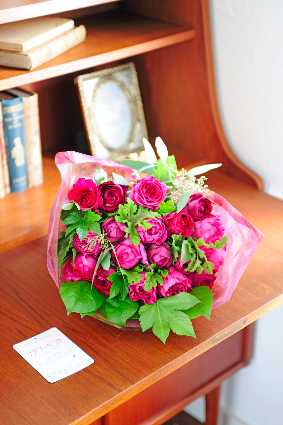 <p>色、香りなど出来る限りお客様のご要望に応じて制作するオーダーメイドの薔薇の花束です。<br />
※掲載の画像は「赤い薔薇」を中心にお仕立てし場合のイメージとなります。</p>