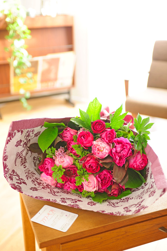 <p>当店の薔薇（バラ）はフラワーショップのお花とは品質と鮮度が違う生産者からの産直品をお届けしております。</p>